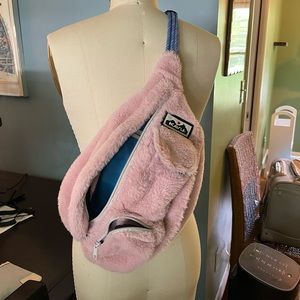 Kavu blush pink fuzz rope sling bag